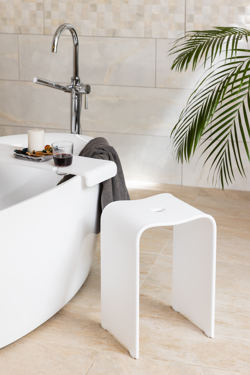 Swiss Aqua Technologies Tabouret de salle de bain PMR, Blanc  (SATSTOLPLASTB) - Livea Sanitaire