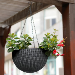 Jardinière sphérique suspendue à 3 chaînes 8,6 L en résine effet rotin graphite 35 x 35 x 22 cm (229545)