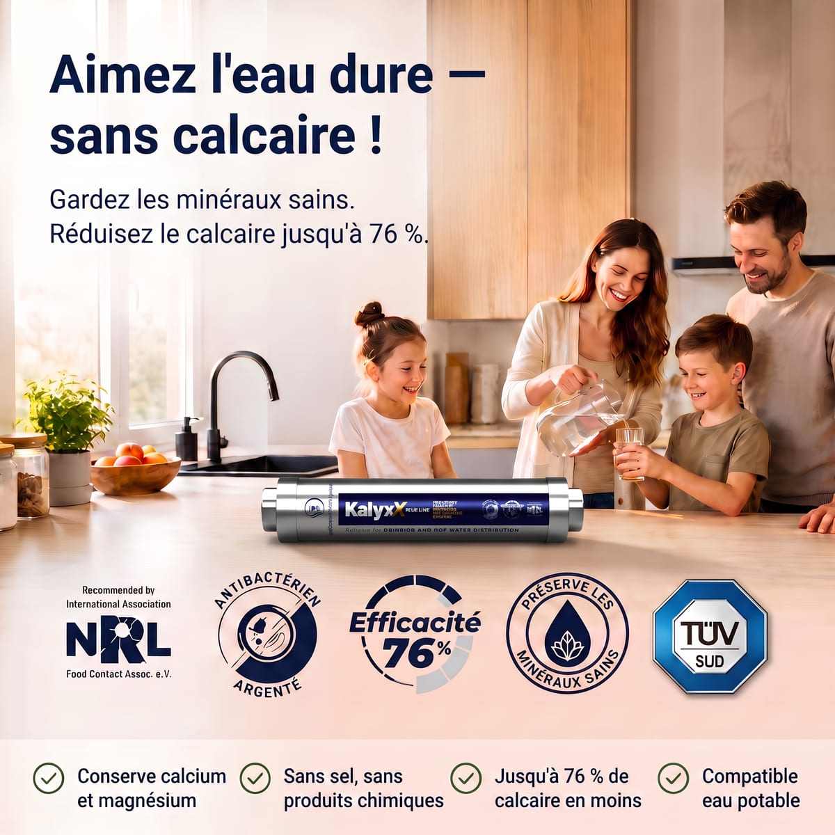 Famille dans la cuisine avec KalyxX Blue Line, labels NRL, antibactérien, efficacité 76 %